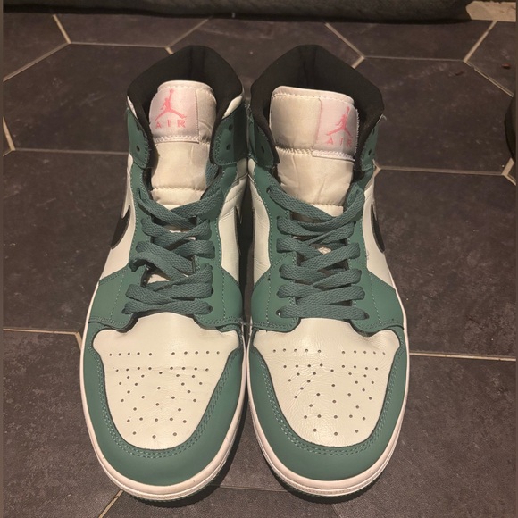 Air Jordan 1 Mid SE “Dutch Green” Drops April 12th | House  Nike Air Jordan 1 Mid Dutch Green